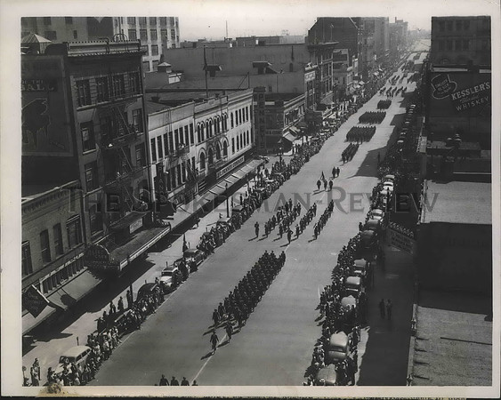 1945 Press Photo Soldiers & marines of World War II, paraded in downtown Spokane