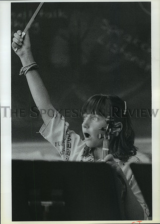 1989 Press Photo Shanna Dompler during violin class at Linwood Elementary School