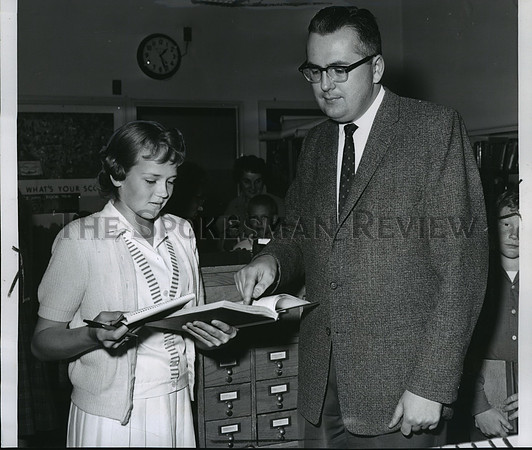 1960 Press Photo Wilson Elementary student Nancy Moline in the school's library