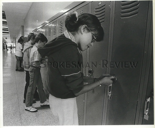 1985 Press Photo Eva Smith opens locker at Mount View Junior High School