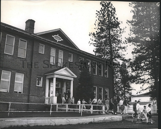 1966 Press Photo Kids leaving Lindberg High School, Valleyford