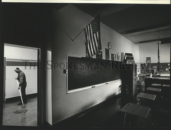 1983 Press Photo A man mops the floor at Argonne Junior High School