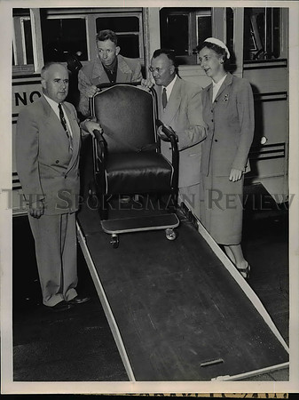 1953 Press Photo Superintendent CO Pence & others on wheelchair on the ramp