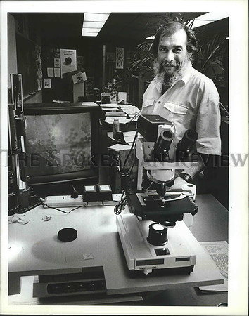 1991 Press Photo Coeur d'Alene teacher looks at  the new videomicroscope