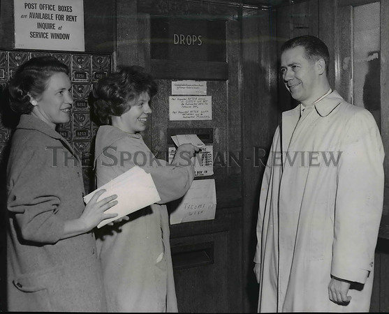 1961 Press Photo Students from Spokane mail letters to prospective tourists