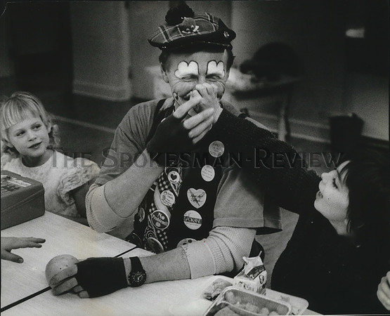 1991 Press Photo Carlos Amaral tweaked Corky the Clown big red nose at Millwood
