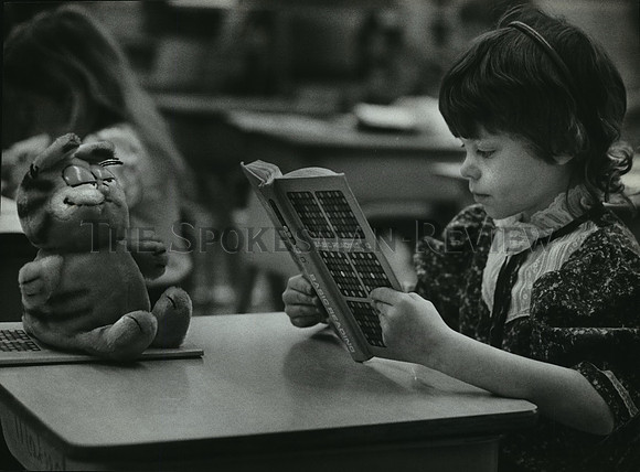 1983 Press Photo Makusha Wendel third grade at Wilson School reading a book