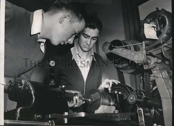 1941 Press Photo Students operating the lathe machine at Spokane Trade School