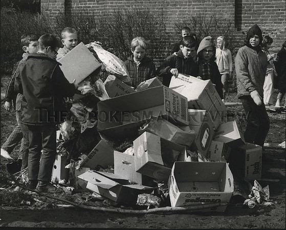 1967 Press Photo Franklin School students begin Clean-up Week at school grounds