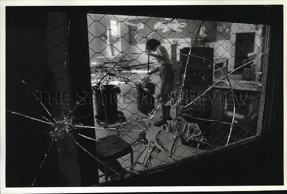 1989 Press Photo Denise Haas helps clean up vandalized Hayden Elementary school