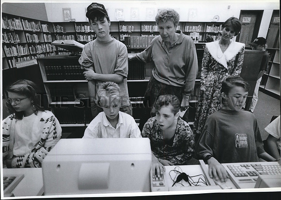 1991 Press Photo Greenacres Junior High students work with their new computers