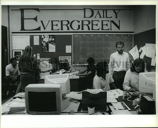 1988 Press Photo Student newspaper workers at Washington State University