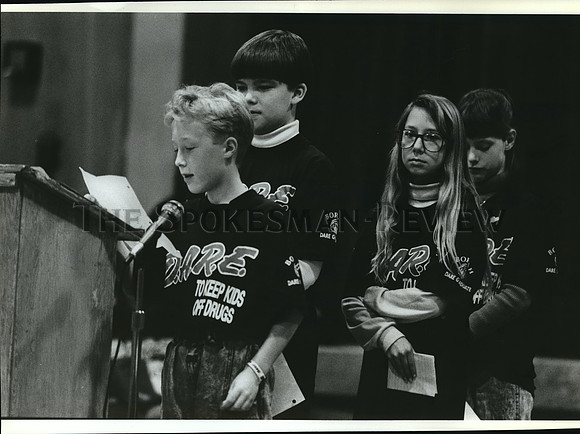 1991 Press Photo Fifth grade student Adam Roth reads his D.A.R.E essay to class.