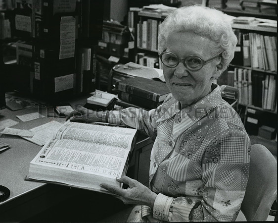 1976 Press Photo Mary Johnson reading a book at Spokane Public Library