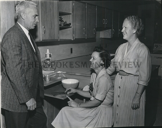 1960 Press Photo Principal E.L. Henderson of Sacajawea Junior High School