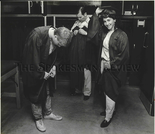 1989 Press Photo Shadle Park High School class valedictorians don caps and gowns