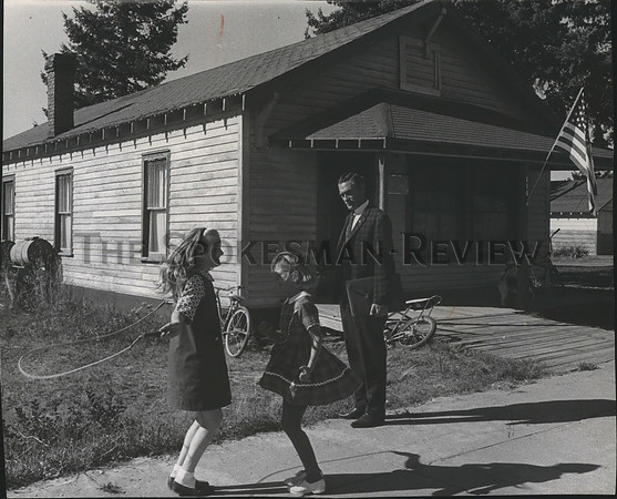 1966 Press Photo Spokesman Jim Brown visits makeshift school in VFW Hall