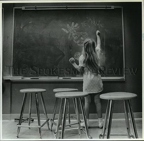 1988 Press Photo Alisha Hoelscher drawing at Sheridan Elementary School's board