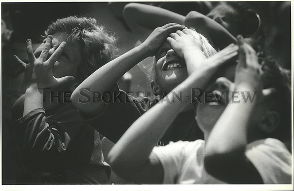 1988 Press Photo Children-Chester Elementary students watch model rocket