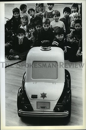 1987 Press Photo Deputies Patricia Danner and Bill McKenna with PC teach safety.