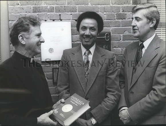 1979 Press Photo Lenny Wilkens presented with Gonzaga book by Bernard Coughlin