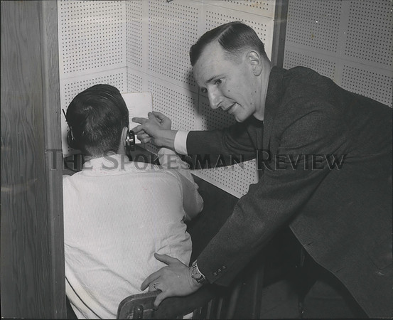 1962 Press Photo James F. McBride teaches foreign language at Shaw junior high