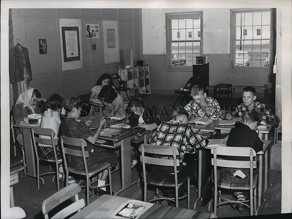 1951 Press Photo 6, 7 & 8th grade classroom- Miss Una Clibon, teacher