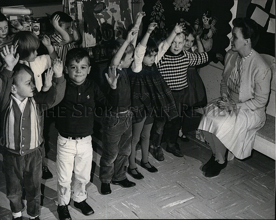 1965 Press Photo Mrs. Melvin Smith works with children in Westminster Day School