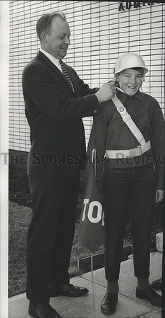 1968 Press Photo School Safety Guards receives new helmet