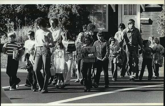 1980 Press Photo Brown Elementary School students crossing street