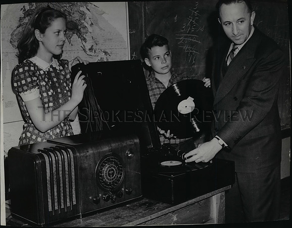 1942 Press Photo Finch School Principal Howard W Denman shows machine to student