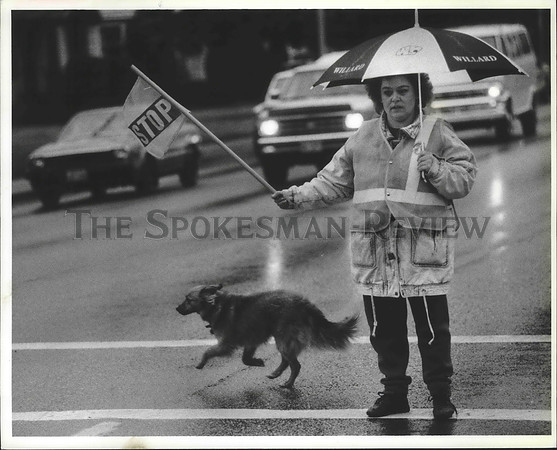 1992 Press Photo  Claudia Magnuson-crossing guard near Willard Elementary School