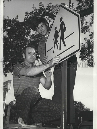 1972 Press Photo Installation of Spokane's new school crossing signs