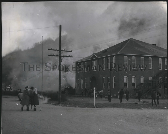 1963 Press Photo Children walk to Northport Grade School in Northport Washington