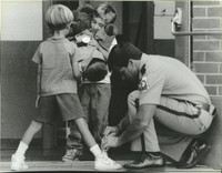 1990 Press Photo DARE officer Pat Sullivan helps Kailas Orjala at Harding School