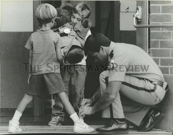 1990 Press Photo DARE officer Pat Sullivan helps Kailas Orjala at Harding School