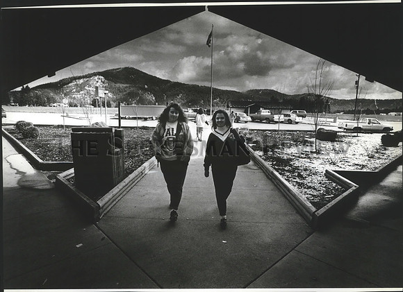 1991 Press Photo Students walk at the award winning Coeur d'Alene School grounds