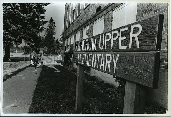 1990 Press Photo Students head out from classes at Rathdrum Upper Elementary
