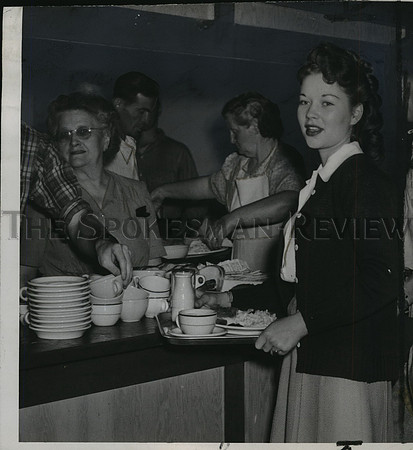1946 Press Photo Mary Ellen Crabb in line at Whitworth College cafeteria