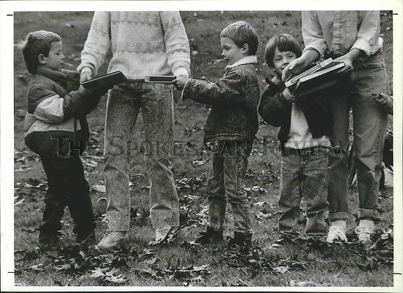 1989 Press Photo St. George's School students help to move books to K-6 Building