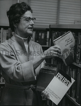 1976 Press Photo Mrs Nellie B Picken arrange books at Spokane Public Library