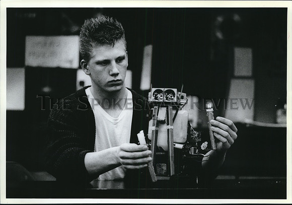1987 Press Photo Leon Stevens demonstrates robot at Science Fair, Coeur d'Alene