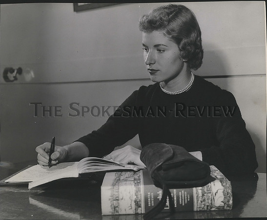 1952 Press Photo Connie Oldershaw student at Gonzaga major in English and Speech