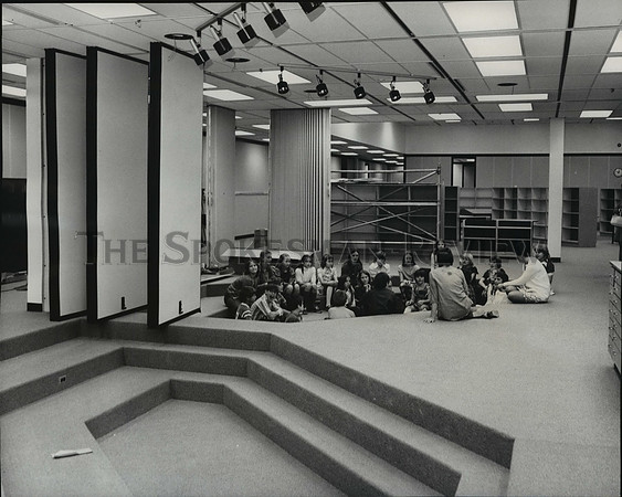1975 Press Photo 3rd graders at the library of new Medical Lake Middle School
