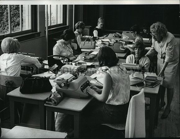 1985 Press Photo Mrs. Ruth C. Church, works with students, Rogers School