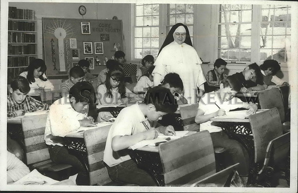 1966 Press Photo Sister Maria Ilma Raufer instructs kids in mission classroom