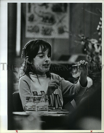 1988 Press Photo Lindsey Kraack create spiral cutouts during an Art Moms class