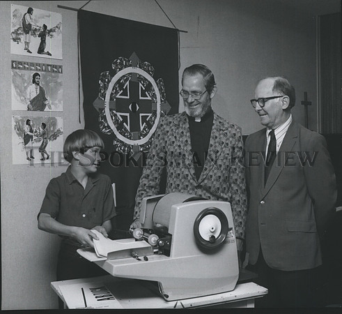 1974 Press Photo Tim McCoy shows mimeograph they bought to Rev Winkler