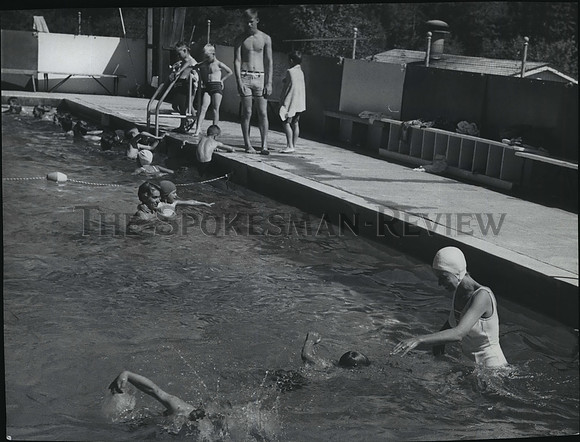 1967 Press Photo Children enrolled at YMCA Day Camp swimming lessons