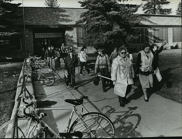 1985 Press Photo Students during dismissal at Whitworth School
